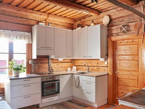 Holiday Home Laattajan hirsipirtti by Interhome in Hyrynsalmi