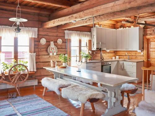Holiday Home Laattajan hirsipirtti by Interhome in Hyrynsalmi