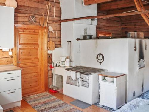 Holiday Home Laattajan hirsipirtti by Interhome in Hyrynsalmi