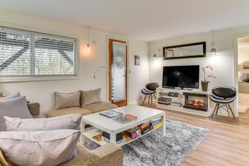 . 3 Mi to Downtown Portland: Lush Flat w/ Fire Pit