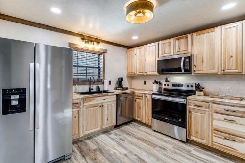 Serene Couple's Getaway w/ Mtn Views in Bedford! in Bedford (VA)