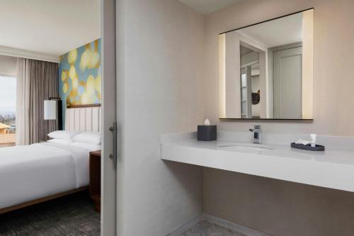 Anaheim Marriott Suites - image 9
