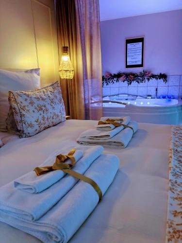 L'instant Beaujolais 2 ou 4 personnes Logis cosy balnéo vue jardin gîte à louer Oingt