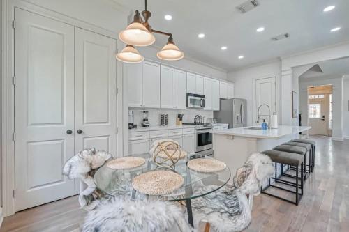 Charming 4BR Home in Houston Heights - image 6