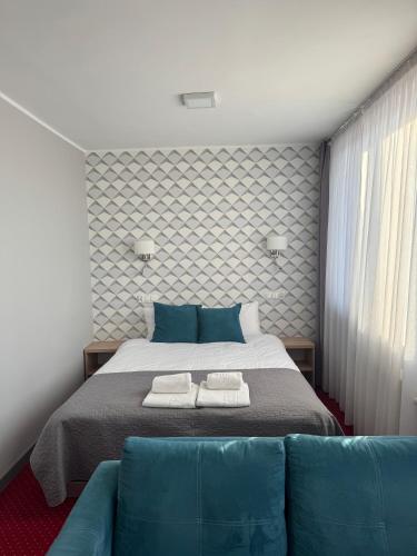 1 queen bed, 1 sofa bed