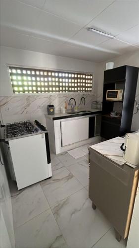 Casa ampla e completa a poucos passos da praia! in Itambaraca