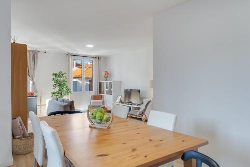 2BR Apartment Walk Everywhere in Funchal 3