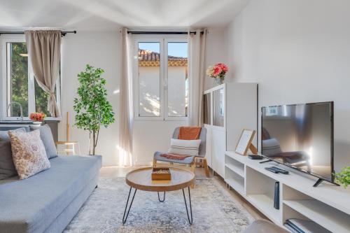 2BR Apartment Walk Everywhere in Funchal 1