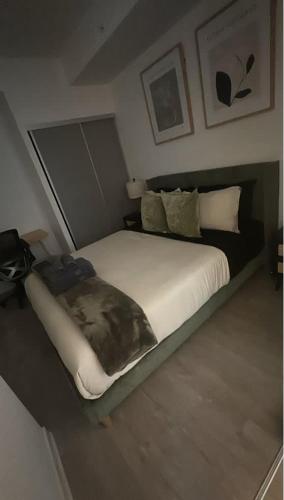 Condo with grey sofa bed in 希望港