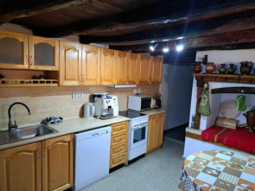 Дядо Цоньовата къща самостоятелен имот с басейн (Дядо Цоньовата къща самостоятелен имот с басеин) in Sevlievo