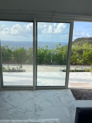 Modern Ocean View Apartment in Point Blanche