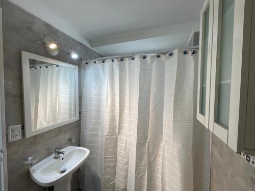 Duplex para 4 con cochera - image 2