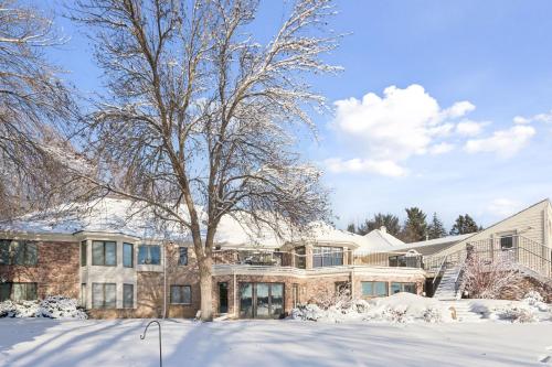 Ultimate Long Lake Getaway: Indoor Pool & Hot Tub in Медіна