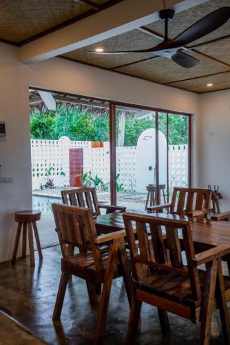 Instalaciones, Don Luis in Santa Monica