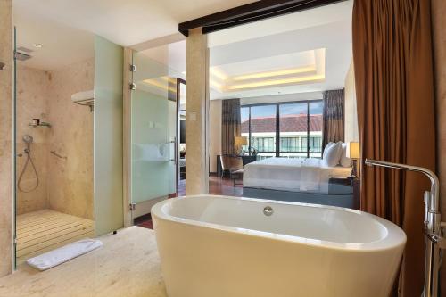 浴室, 峇里島努沙杜瓦酒店 (Bali Nusa Dua Hotel) in 努沙杜瓦
