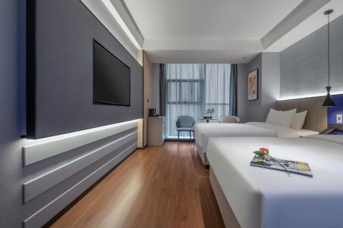 . Zhijiang Huifeng Huanman Hotel