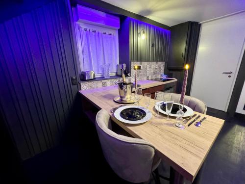 Love room spa et bien etre avec jacuzzi et sauna in Cosse-le-Vivien