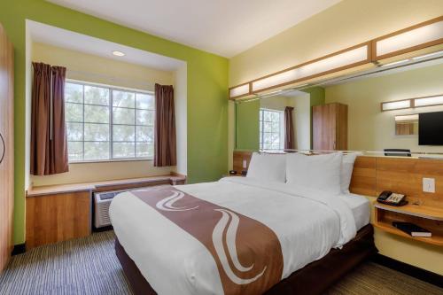 Quality Inn & Suites Lehigh Acres Fort Myers Room Type - Queen Suite - Non-Smoking