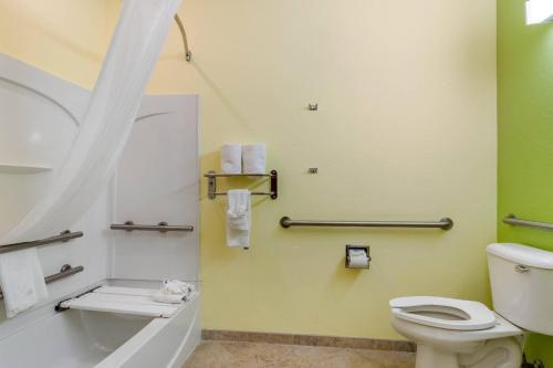 Quality Inn & Suites Lehigh Acres Fort Myers - image 4