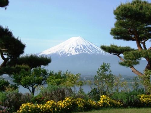 Shuhokaku Kogetsu Stop at Shuhokaku Kogetsu to discover the wonders of Mount Fuji. Both business travelers and tourists can enjoy the hotels facilities and services. Free Wi-Fi in all rooms, luggage storage, family ro