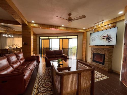 Shared lounge/TV area, Mountain View Manor with Jacuzzi in Baguio