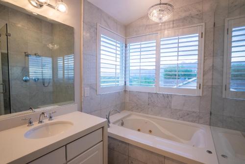 Spa Sauna Escape Sweeping Valley Views 6BR - image 9