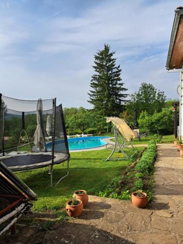 Дядо Цоньовата къща самостоятелен имот с басейн (Дядо Цоньовата къща самостоятелен имот с басеин) in Sevlievo