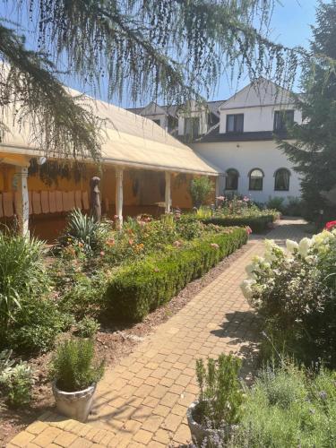 Сад, Złote Runo - Hotel&Restauracja (Zlote Runo - Hotel&Restauracja) in Karolina
