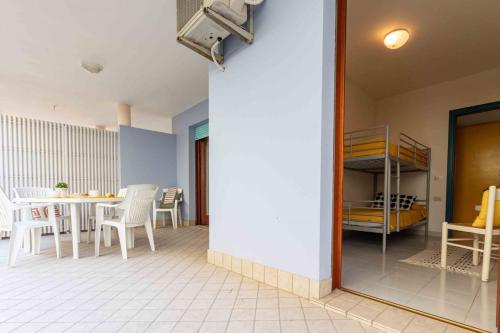 Beachside getaway flat for six