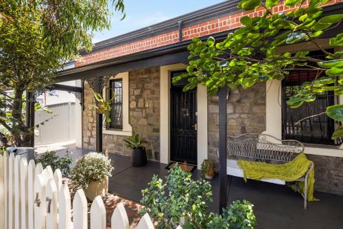 Adelaide Central Artistic bluestone Retreat