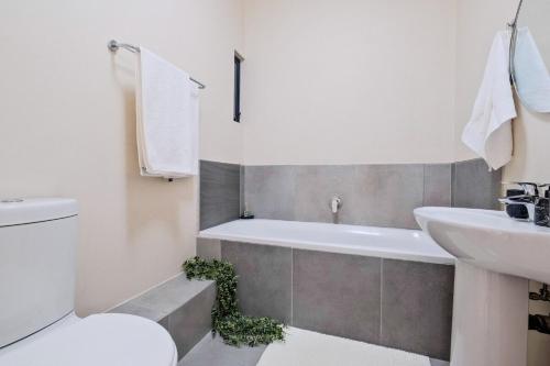 Nat's Villa 2 - image 2