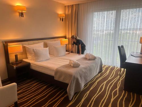 1 queen bed, 1 sofa bed