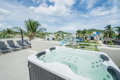 Hot tub, Oriental Beach Pearl Resort in Pranburi