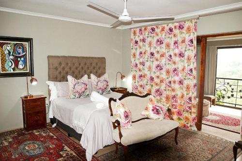 1 queen bed, 2 sofa beds