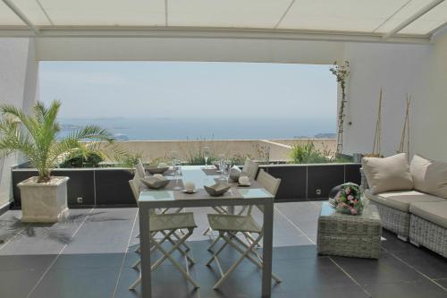 T2 vue mer exceptionnelle avec grande terrasse plein sud wifi piscine