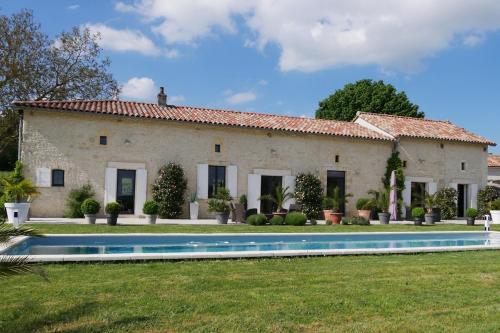 Viesnīcas āriene, Charmante maison charentaise - piscine - sauna in Baignes-Sainte-Radegonde