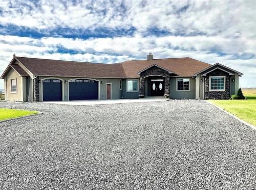 . Peaceful 4 bedroom house near lake access
