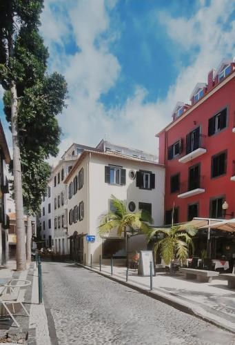 2BR Apartment Walk Everywhere in Funchal 5