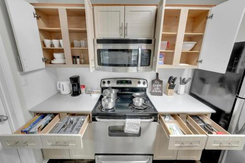 Serene 1BD Retreat - Pool, Gym & Free Parking! in Плано (Техас)