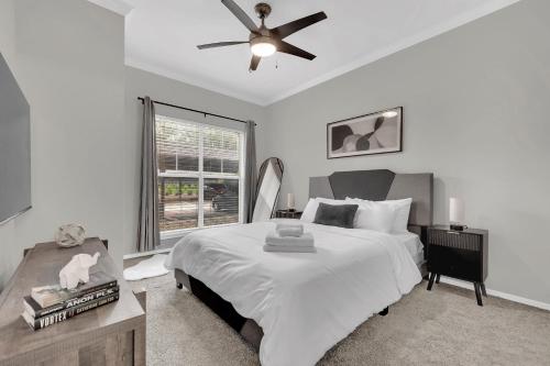 Serene 1BD Retreat - Pool, Gym & Free Parking! in Плано (Техас)
