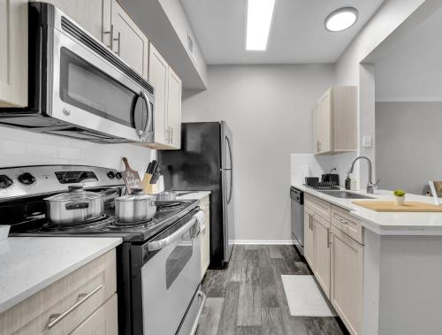 Serene 1BD Retreat - Pool, Gym & Free Parking! in Плано (Техас)