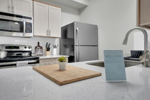 Serene 1BD Retreat - Pool, Gym & Free Parking! in Плано (Техас)