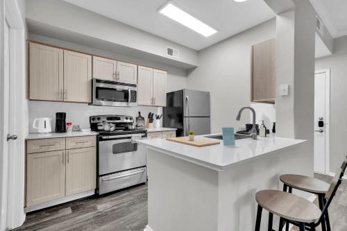 Serene 1BD Retreat - Pool, Gym & Free Parking! in Плано (Техас)