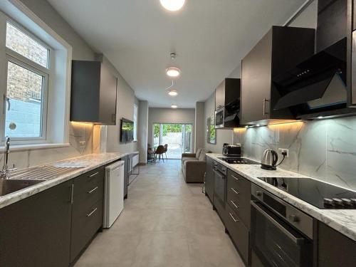 Stylish 6BR Acton Home W3 Sleeps 11 Perfect For Groups gîte à louer Bridgestreet The Kings Wardrobe