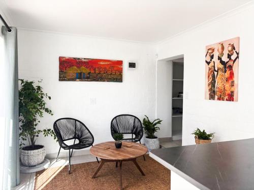 Central beach apartment with African flair in Skiathos