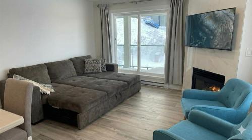 True Ski-In-Ski-Out Rare 3-Bed Condo in Mount Washington (BC)