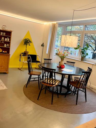 THE GREEN CHAIR Osterstraße - 65qm industrial apartment with balcony for 4-6, Hamburk