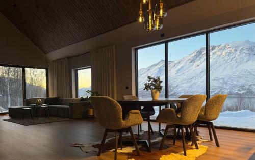 LyNora - Luxury Northern Lights Lodge with Jacuzzi & Lyngen Alps view in Rotsund