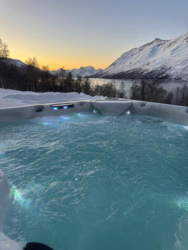 LyNora - Luxury Northern Lights Lodge with Jacuzzi & Lyngen Alps view in Rotsund