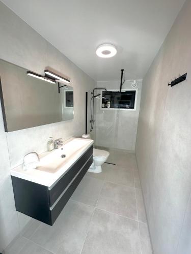 Shower, Kaldfjord Aurora Apartments Modern with parking in Kvaloysletta